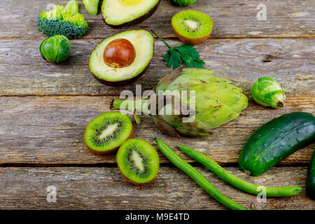 Les légumes verts sur fond de bois pois, persil, basilic, aneth salade de concombre, l'oignon Banque D'Images