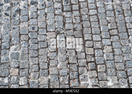 Surface pavée de rangées de blocs de pierre de granit gris de forme irrégulière Banque D'Images