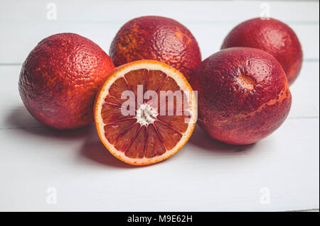 Orange sanguine sur un fond de bois blanc. Agrumes de saison Banque D'Images