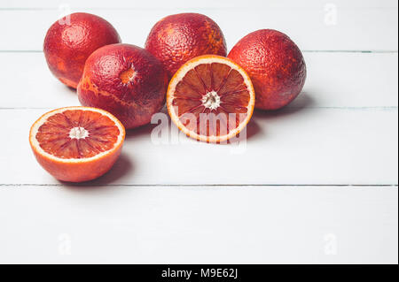 Orange sanguine sur un fond de bois blanc. Agrumes de saison Banque D'Images