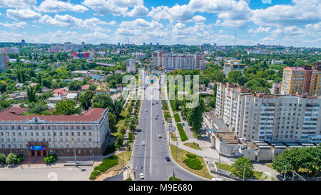 CHISINAU, MOLDOVA - 21 juillet, 2016 : artère de circulation d'une ville verte, Chisinau, Moldova. Banque D'Images