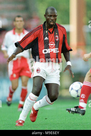 Maurice-Dufrasne-Stadium Liège, Belgique, 9.8.1998 international friendly, Standard Liège vs. AC Milan --- George WEAH (Milan) Banque D'Images