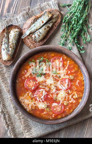 Partie de lentilles vertes soupe aux tomates avec des toasts Banque D'Images