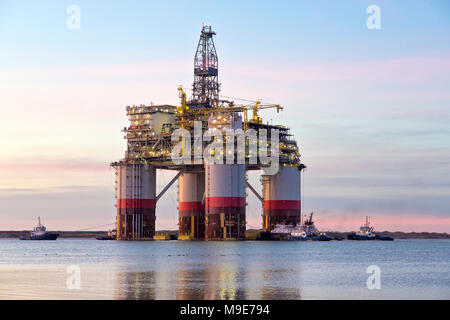 'Big Foot' Chevron's Deep Ocean quitte la plate-forme des Industries Kiewit au lever du soleil, le 30 janvier 2018. Banque D'Images