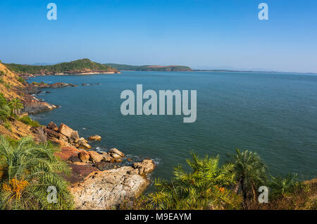 Le paysage est beau, la côte rocheuse et la mer bleu ciel sans nuages à Om beach, Gokarna, Karnataka, Inde Banque D'Images