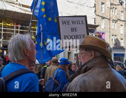 Deux hommes avec des pancartes et des drapeaux de l'UE de parler les uns aux autres au cours de la Marche pour l'Europe manifestation tenue à Édimbourg en mars 2018. Banque D'Images