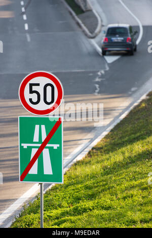 50 km/h de vitesse maximum signe de la circulation et de la fin de l'autoroute sign Banque D'Images