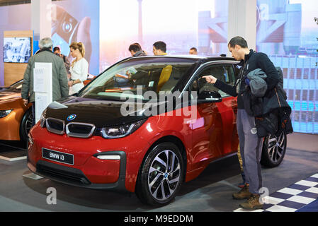 Belgrade, Serbie - Mars 22, 2018 : l'homme regarde voiture électrique Bmw i3 exposée sur Belgrade car show Banque D'Images