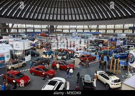 Belgrade, Serbie - Mars 22, 2018 : les gens à la recherche sur des voitures exposées sur Belgrade car show Banque D'Images