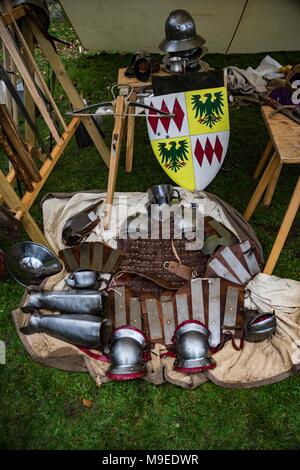 , LEOMINSTER HEREFORDSHIRE, Royaume-Uni - 24 mars : une sélection de l'armure de l'époque médiévale est vu a présenté comme les foules se rassemblent pour profiter d'un disp Banque D'Images