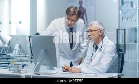 Médecin et son assistant principal du patient discuter Connectez-vous sur ordinateur personnel. Banque D'Images