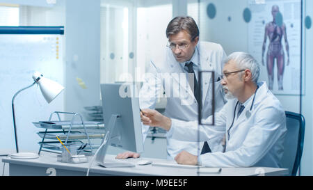 Médecin et son assistant principal du patient discuter Connectez-vous sur ordinateur personnel. Banque D'Images