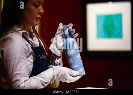 Des œuvres majeures de tableaux impressionnistes et modernes, art contemporain et surréaliste sur l'écran de travail pour l'enchère à Sotherby's comprend : un membre du personnel du Sotherby détient au Rene Margrittle Ciel-Bouteille l'huile sur le flacon en verre, peint en 1940 est £600, 000 - €800, 000 où : London, Royaume-Uni Quand : 22 février 2018 Source : WENN Banque D'Images
