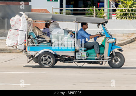 BANGKOK, THAÏLANDE, JAN 01 2018, un tricycle taxi transporte un passager avec une grande charge. Charge complète en Tuk Tuk dans les rues de Bangko Banque D'Images