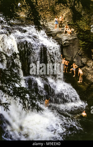 La cascade Glen de Kashong, près de Genève, New York, États-Unis, avec des étudiants sur les falaises nageant dans les chutes d'eau dans les années 1950 Banque D'Images