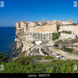 Citadelle et la haute ville de Bonifacio, construit sur une falaise chalkstone, Corse, France, Europe, Méditerranée Banque D'Images