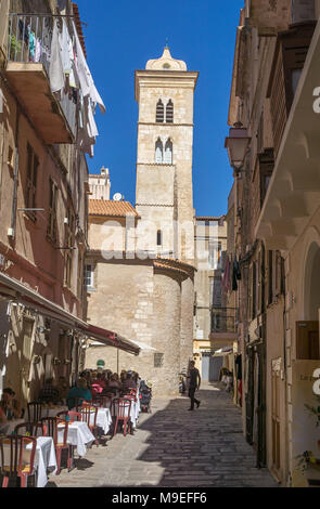 IIdylllic restaurant à l'église Eglise Sainte Marie Majeure, de la vieille ville de Bonifacio, Corse, France, Europe, Méditerranée Banque D'Images