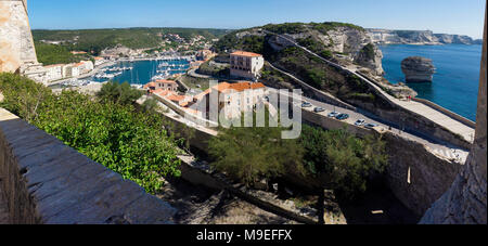 Vue depuis la citadelle sur port et littoral, Bonifacio, Corse, France, Europe, Méditerranée Banque D'Images