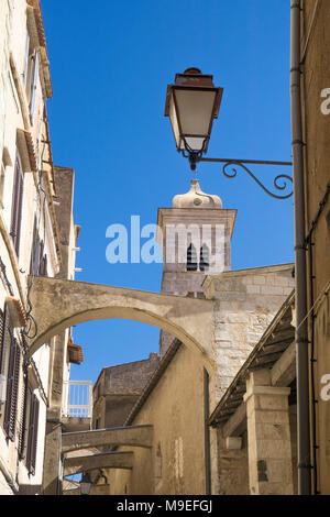 Ruelle médiévale et l'église Eglise Sainte Marie Majeure, à l'ancienne ville de Bonifacio, Corse, France, Europe, Méditerranée Banque D'Images