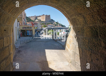 La fom un passage sur la promenade du port et de la citadelle de Bonifacio, Corse, France, Europe, Méditerranée Banque D'Images