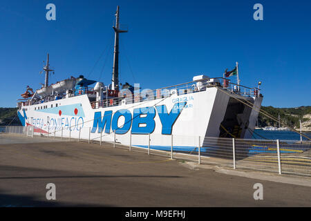 Pêche à ferry et du port de plaisance de Bonifacio, Corse, France, Europe, Méditerranée Banque D'Images