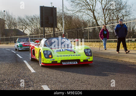 2002 jaune Ultima CAN-Am sensationnel voiture de route convertible à l'événement de Supercar du Nord-Ouest alors que les voitures et les touristes arrivent dans la station côtière lors d'une chaude journée de printemps. Les voitures se trouvent sur l'esplanade du front de mer, tandis que les amateurs de voitures de rallye et de voitures classiques profitent du temps chaud pour une journée de conduite. Banque D'Images