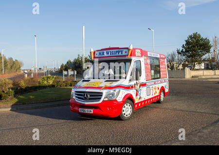 M. Whippy Mercedes Benz Ice cream van; Southport, Merseyside, Royaume-Uni 25 mars 2018. Météo britannique. Soleil éclatant pour le nord-ouest alors que les touristes arrivent dans la station côtière lors d'une chaude journée de printemps. Banque D'Images