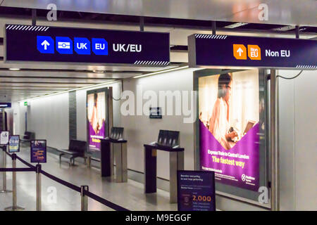 Des affiches à l'extérieur du terminal des arrivées de l'aéroport de Heathrow, les passagers en ségrégation dans les files d'attente pour l'Europe, le Royaume-Uni contrôle de passeport britannique. Banque D'Images