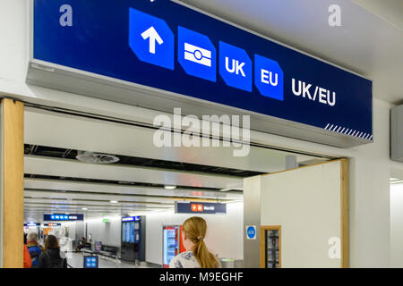 Des affiches à l'extérieur du terminal des arrivées de l'aéroport de Heathrow, les passagers en ségrégation dans les files d'attente pour l'Europe, le Royaume-Uni contrôle de passeport britannique. Banque D'Images
