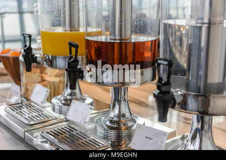 Apple et orange Jus de petit-déjeuner dans l''hôtel à l'aéroport de Heathrow distributeurs style, Londres, Angleterre, RU Banque D'Images