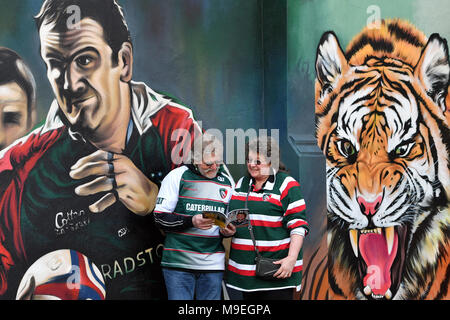 Leicester Tigers fans lire le programme de la journée avant l'Aviva Premiership match à Welford Road, Leicester. Banque D'Images