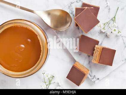 Caramel et biscuit sablé dessert sur les morsures en pension avec pot de caramel au beurre salé et cuillère d'or Banque D'Images