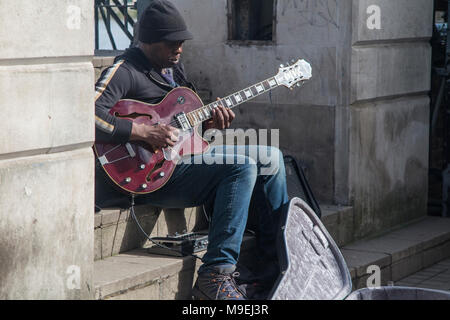 Un musicien ambulant effectue quelques jazz and blues au soleil sur les rives de la Tamise Banque D'Images