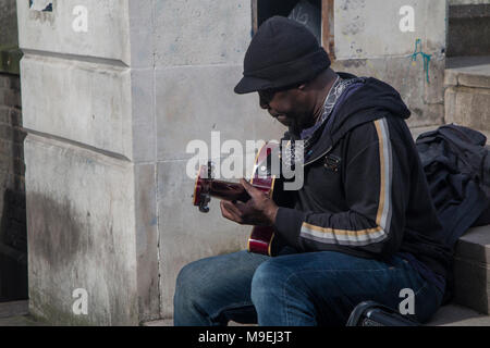 Un musicien ambulant effectue quelques jazz and blues au soleil sur les rives de la Tamise Banque D'Images