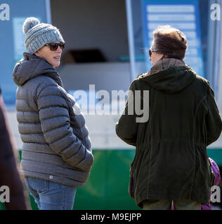 La princesse Royale avec sa fille Zara Tindall (à gauche) à l'équitation de Gatcombe à Gatcombe Park dans le Gloucestershire. Banque D'Images