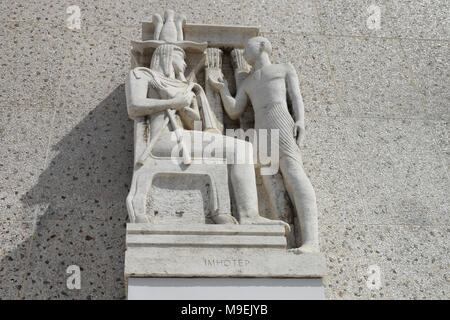 Les décorations et les symboles sur les murs extérieurs de la Scottish Rite Masonic Temple, conçu par Millard Sheets, Los Angeles, USA Banque D'Images