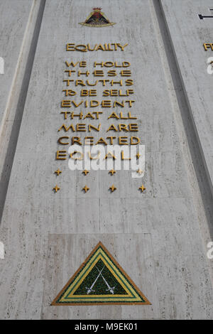 Les décorations et les symboles sur les murs extérieurs de la Scottish Rite Masonic Temple, conçu par Millard Sheets, Los Angeles, USA Banque D'Images