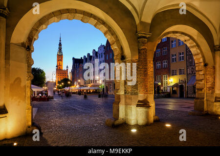 Ville de Gdansk en Pologne, le soir dans la vieille ville, vue à travers la porte verte à Long Market street. Banque D'Images