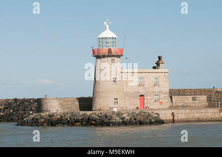 Phare du Port de Howth, comté de Dublin, Irlande, construit en 1817, et l'emplacement pour les gunrunning de 1914 de la guerre civile irlandaise. Banque D'Images