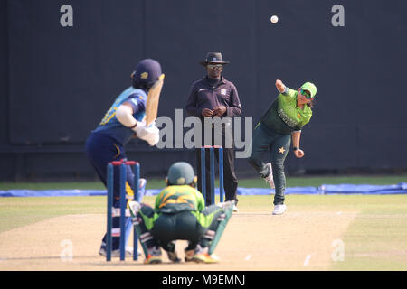 Sri Lanka, 23 mars 2018. Le Pakistan's Bowler Sana Mir offre une balle pendant la journée de la femme l'un match international entre le Sri Lanka à Rangiri Dambulla International Stadium Le Sri Lanka le 24 mars 2018. Credit : Lahiru Harshana/Alamy Live News Banque D'Images