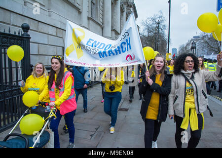 Londres, Royaume-Uni, 24 mars 2018. Dans le monde entier Londres Mars Endo. Un événement annuel ayant lieu dans plus de 50 pays afin d'accroître la sensibilisation de l'endométriose et de gagner un diagnostic plus rapide. L'endométriose peut être une maladie débilitante qui affecte près de 1,5 millions de femmes au Royaume-Uni. Organisé par l'Endometriosis UK. Crédit : Steve Bell/Alamy Live News Banque D'Images