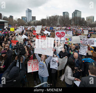 Mars pour nos vies, Boston, Massachusetts, USA Kids 2-6y -2018 : Une foule estimée à plus de 100 000 personnes se sont réunies sur le Boston Common pendant la marche pour nos vies de démonstration de lutte contre les armes. Mars pour nos vies des manifestations ont eu lieu dans la plupart des grandes cites aux États-Unis et dans le monde le 24 mars 2018. Mars pour nos vies, des manifestations ont été une réaction à l'école secondaire à l'école secondaire Marjory Stoneman Douglas le jour de la Saint-Valentin de 2018 dans un parc en Floride, aux États-Unis. Le tournage en Floride à gauche 17 lycéens morts. Credit : Chuck Nacke / Alamy Live News Banque D'Images