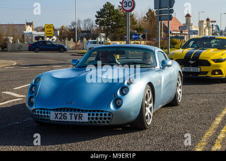 Silver 2001 TVR toscan 3996cc à l'événement de Supercar du Nord-Ouest comme voitures et véhicules chers, arrivent dans la station côtière. Les voitures de sport britanniques se trouvent sur l'esplanade du front de mer, tandis que les propriétaires de supercars profitent d'une journée de conduite. Banque D'Images