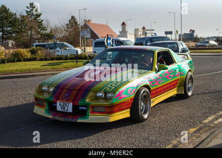 Années 1989 80 années 80 5720cc vert jaune modifié USA Chevrolet GMC Camaro à l'événement American Supercar que les voitures et les touristes arrivent dans la station balnéaire. Les voitures sont pare-chocs à pare-chocs sur l'esplanade du front de mer tandis que les amateurs de voitures classiques et anciennes profitent du temps chaud pour une journée de conduite. Vinyle autocollant multicolore, décoration de véhicule, habillage de véhicule, parc, commercial, emballage de véhicule, autocollants graphiques, personnalisation, autocollants sur Chevrolet GMC Camaro 1989. Banque D'Images