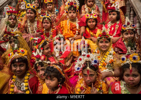 Kolkata. Mar 25, 2018. Les jeunes filles hindoues qui ont adoré comme 'Kumari déesse vierge' ou recueillir l'extérieur de l'Adyapith Dakhineswar temple à l'occasion de Ram Navami festival à la périphérie de Kolkata, Inde le 25 mars 2018. Credit : Tumpa Mondal/Xinhua/Alamy Live News Banque D'Images