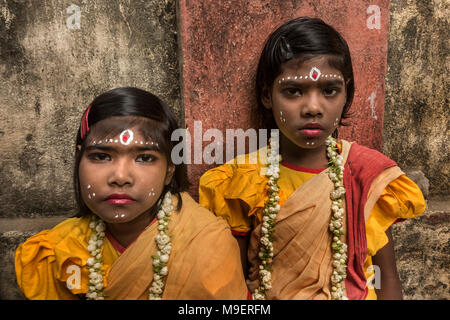 Kolkata. Mar 25, 2018. Les filles hindoues indiennes attendent leurs tours pour adorer comme 'Kumari déesse vierge' ou à l'occasion de Ram Navami festival au Adyapith Dakhineswar temple dans la périphérie de Kolkata, Inde le 25 mars 2018. Credit : Tumpa Mondal/Xinhua/Alamy Live News Banque D'Images