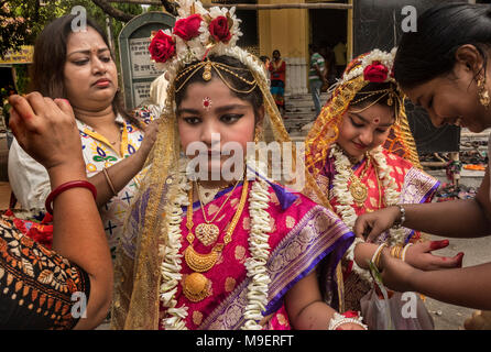 Kolkata. Mar 25, 2018. Les mères hindoues indiennes préparer leurs jeunes filles avant d'adorer les filles comme 'Kumari déesse vierge' ou à l'occasion de Ram Navami festival au Adyapith Dakhineswar temple dans la périphérie de Kolkata, Inde le 25 mars 2018. Credit : Tumpa Mondal/Xinhua/Alamy Live News Banque D'Images