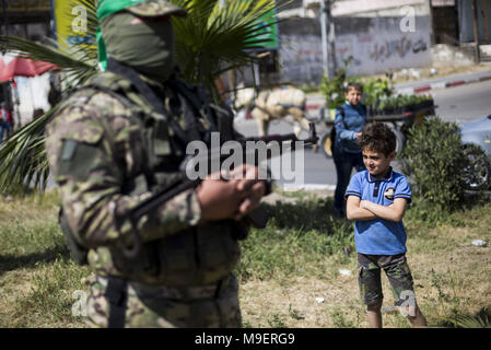 La ville de Gaza, la bande de Gaza, en Palestine. Mar 25, 2018. Des militants du Hamas palestinien participer à une manœuvre militaire dans la ville de Gaza le 25 mars 2018. Credit : Mahmoud Issa/Quds Net News Wire/ZUMA/Alamy Live News Banque D'Images