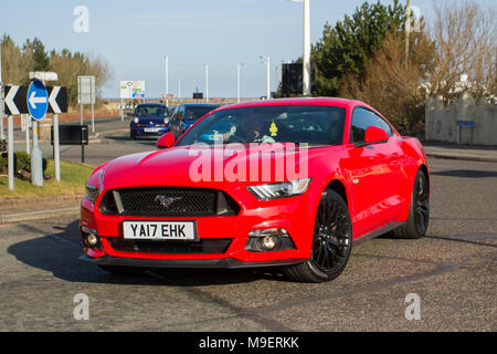 Red Ford Mustang GT à Southport, Merseyside, Royaume-Uni mars 2018. Soleil éclatant pour l'événement North-West Supercar alors que les voitures et les touristes arrivent dans la station balnéaire par une chaude journée de printemps. Les voitures sont pare-chocs à pare-chocs sur l'esplanade du front de mer tandis que les amateurs de voitures classiques et anciennes profitent du temps chaud pour une journée de conduite. Banque D'Images