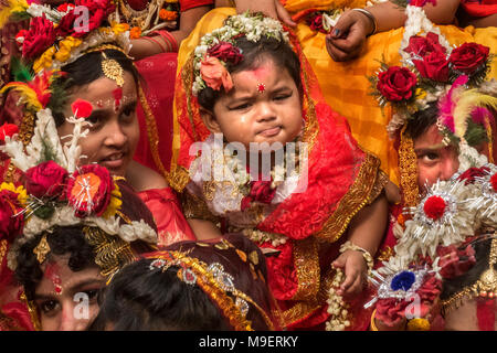 Kolkata. Mar 25, 2018. Les jeunes filles hindoues qui ont adoré comme 'Kumari déesse vierge' ou recueillir l'extérieur de l'Adyapith Dakhineswar temple à l'occasion de Ram Navami festival à la périphérie de Kolkata, Inde le 25 mars 2018. Credit : Tumpa Mondal/Xinhua/Alamy Live News Banque D'Images